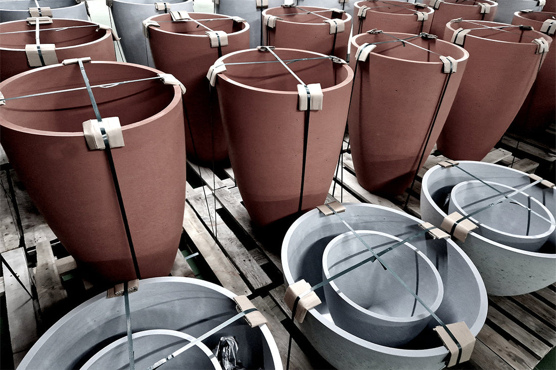 Cardboard vs. Plastic Edge Protectors: A Strategic Comparison for Supply Chain Managers